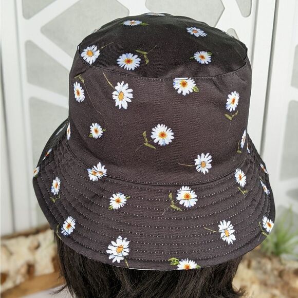 Alice + Olivia\'s Ao X Fabfitfun Reversible Bucket Hat In Daisy Print main image 14